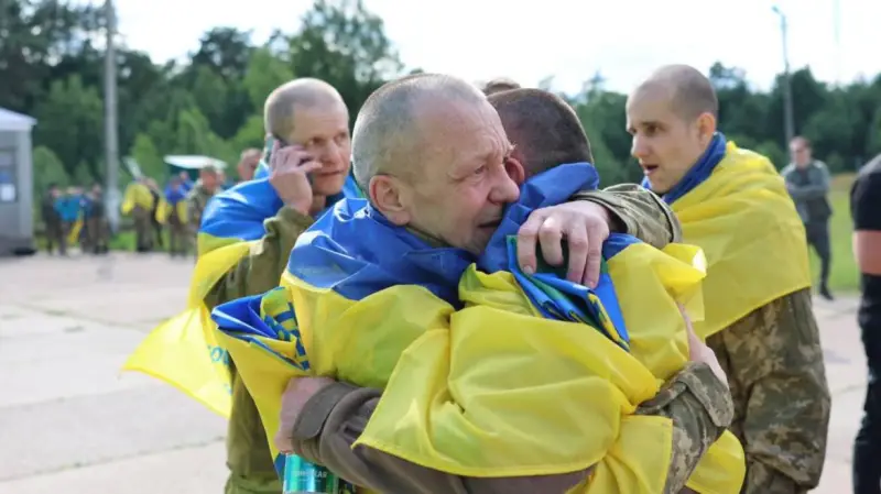 Україна повернула додому ще одну групу захисників під час обміну полоненими Україна повернула додому ще одну групу захисників під час обміну полоненими
