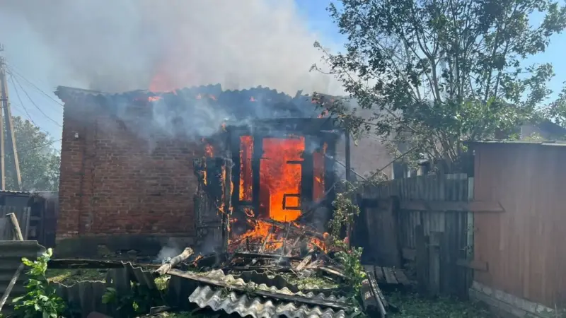 На Харківщині внаслідок атаки дрона загорівся житловий будинок у селі Підсереднє На Харківщині внаслідок атаки дрона загорівся житловий будинок у селі Підсереднє